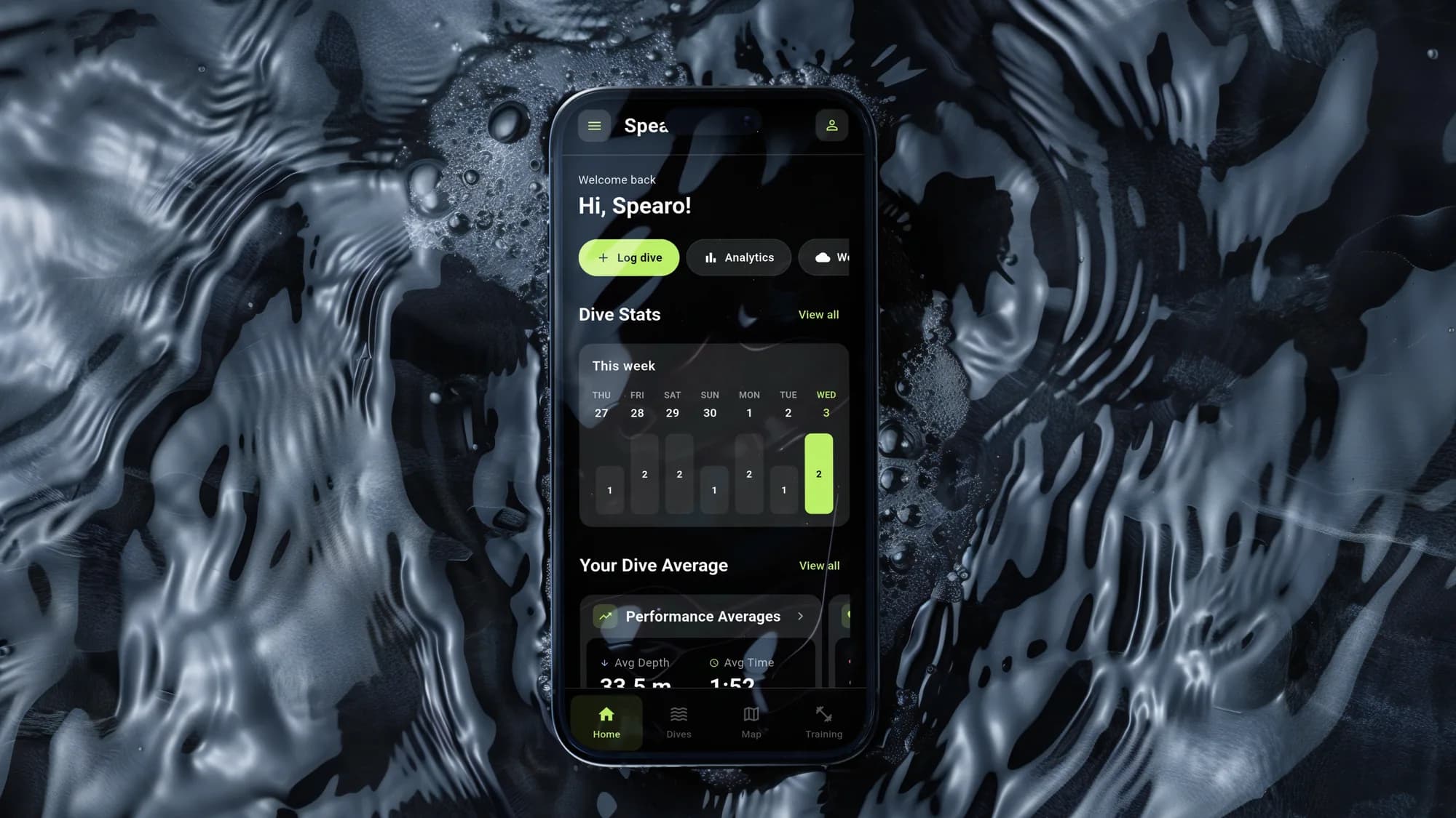 La schermata home di Spearo Tracker su un telefono adagiato nell'acqua increspata